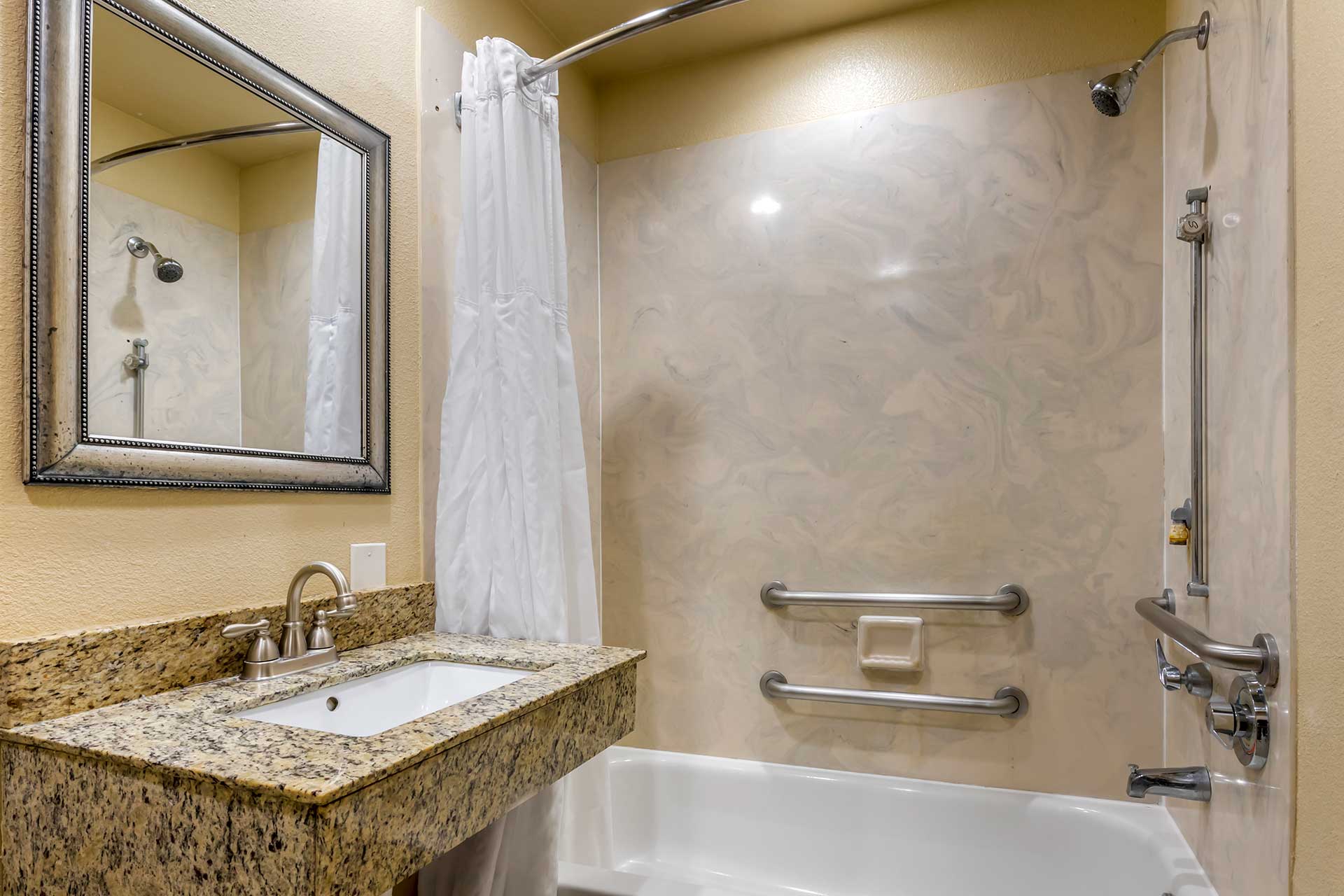 Comfort Inn International Dr. photo bathroom